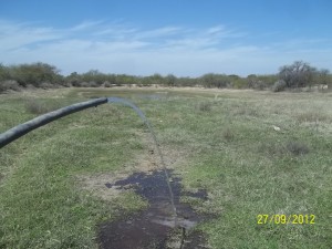 Vertido de agua en represa sin impermeabilizar.