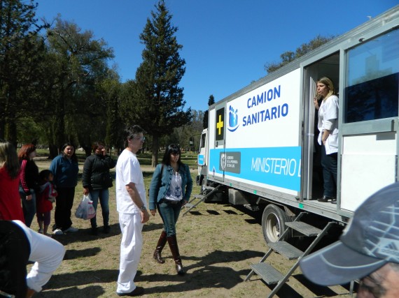 Médicos oftalmólogos del Hospital San Luis efectuaron agudeza visual en el camión Sanitario.