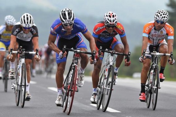 Daniel Díaz (derecha) del ‘San Luis Somos Todos’ en la Meta de Montaña.