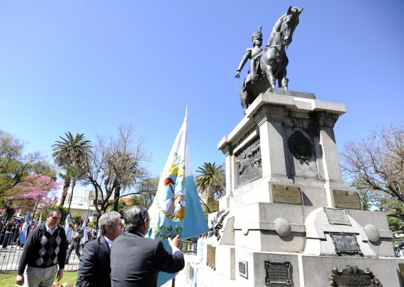 El Gobernador junto a José Augusto Rugau colocan la Bandera del Ejercito de Los Andes al pie del Monumento.