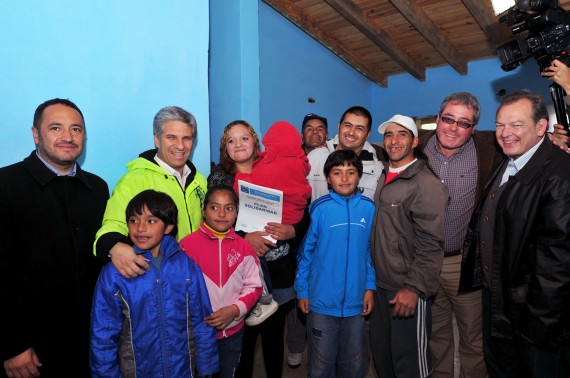 Alejandro Marciel Sánchez y su familia junto al Gobernador 