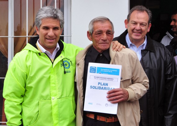 El Gobernador y el Ministro Donofrio junto al beneficiario Rosendo Miranda