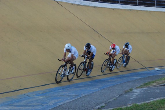 La competencia se lleva a cabo en el Velódromo del Estadio Nacional, en Chile.