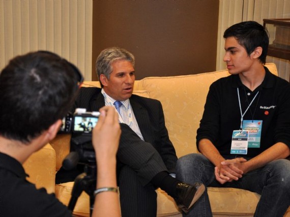 Los chicos de Always Online durante la entrevista con el Gobernador.  