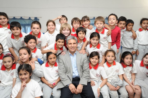 El Gobernador junto a los chicos de la Escuela Modelo.