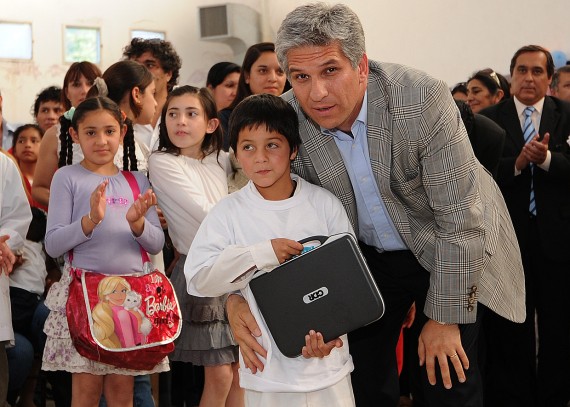 Chicos que cursan el 1º grado recibieron las netbooks por parte del gobernador, CPN. Claudio Poggi.