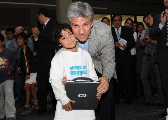 “Llegaron las compus para los chicos de primer grado”, anunció el Gobernador durante la entrega.