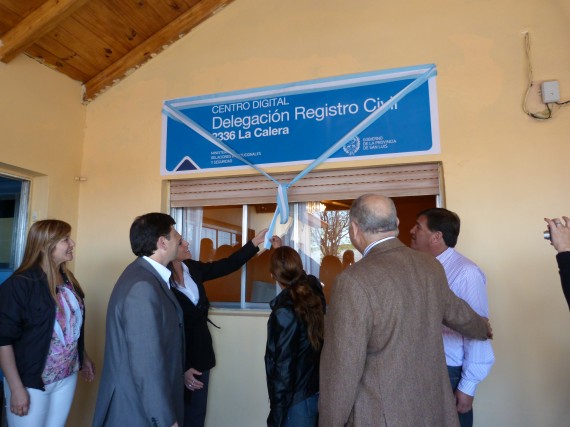 El ministro Eduardo Mones Ruiz , la inauguración de un nuevo Centro de Documentación Rápida en la Calera.