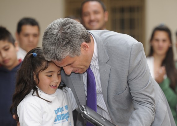 Poggi haciendo entrega de la computadora a una alumna del Centro Educativo N° 1.