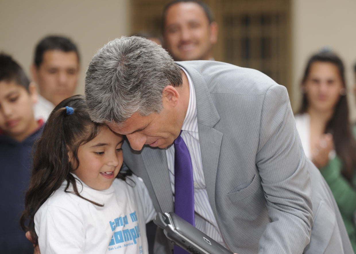 El Gobernador entregó computadoras a las escuelas Juan Pascual Pringles y San Martín