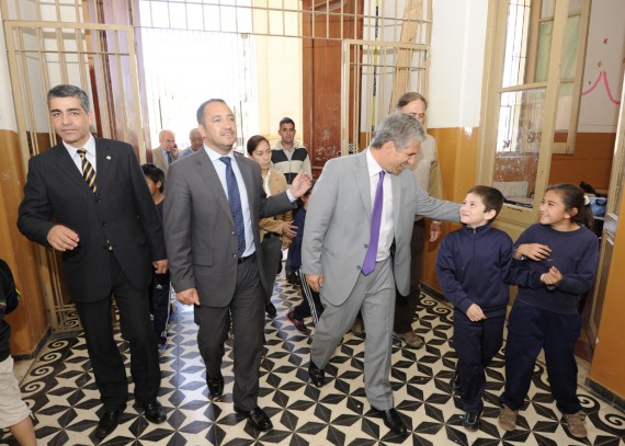 El Gobernador junto a Sosa y Munizaga ingresando a la escuela.