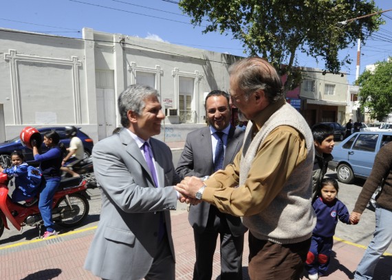 El director de la escuela recibe al Gobernador.