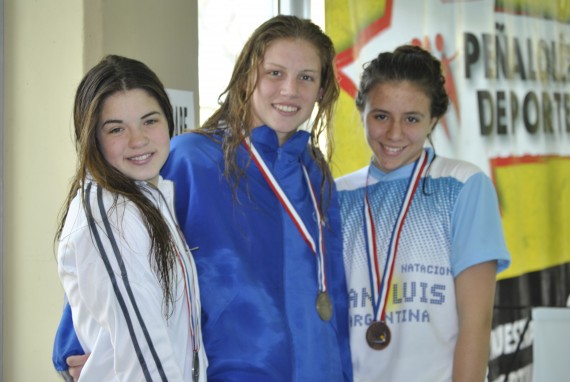 Las ganadoras de nado de pecho a 50 metros.