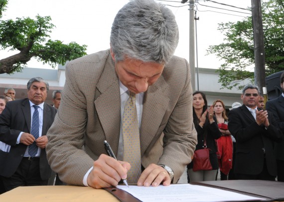 El gobernador firmando  el decreto de adjudicación de obra correspondiente a la provisión de gas natural. 