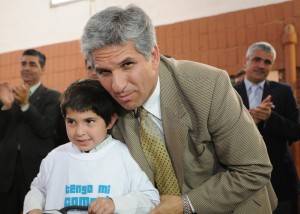 El Gobernador junto a un alumno de la escuela Gral. Pedernera