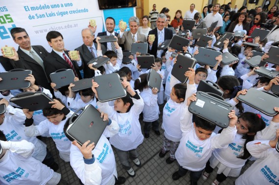 Estudiantes sanluiseños en la entrega de las más de 65.000 computadoras en toda la provincia