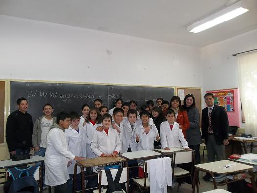 Funcionarios del ministerio de Educación junto a los alumnos del Centro Educativo Nº 27 ‘Gobernador Santiago Besso’.