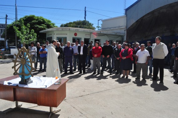 La misa fue oficiada por el Padre Ignacio en las instalaciones que posee la dependencia, en Avenida España e Ituzaingó.