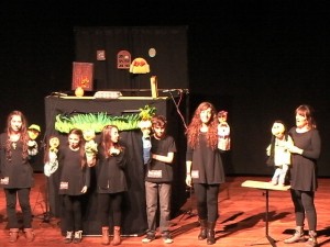 El grupo de teatral ´Titeresa?´, se presenta con su obra en el Auditorio Mauricio Lopez.