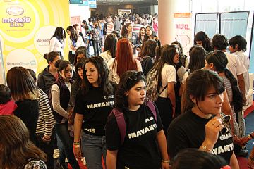 Más de 300 personas, entre niños, jóvenes, adultos, y hasta familias completas, pasaron por el stand y concretaron la prueba. 