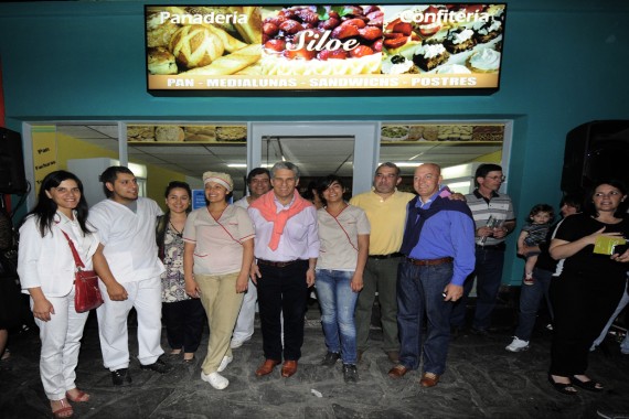 El Gobernador y el intendente de Juana Koslay junto a los empresarios frente al nuevo local