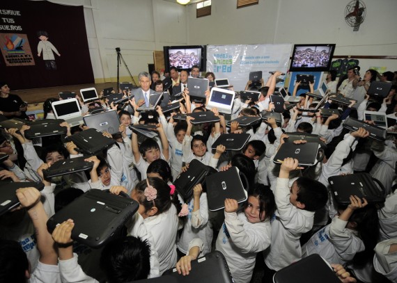 El Gobernador entregó 116 computadoras a los chicos de la escuela Bernardino Rivadavia.