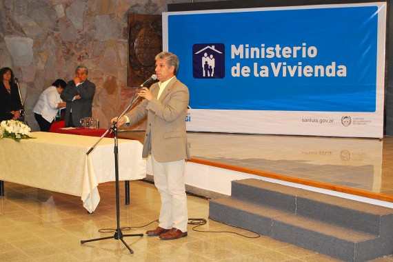 El Gobernador Claudio Poggi durante el acto de entrega.