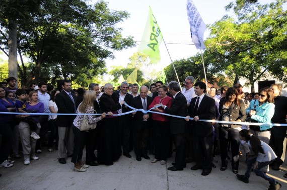 Con el desatado de cintas se dieron por inauguradas las nuevas cuadras de pavimento