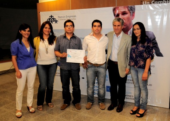 Poggi y Carina Peralta junto a un grupo de jóvenes emprendedores. 