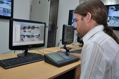 Los operadores detectaron por una cámara que la mujer salía de su domicilio.