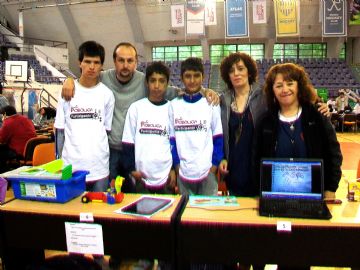   Lucas, Sebastián y Marcos junto con sus docentes, y Cristian Moleker.    