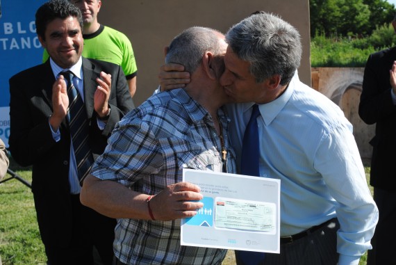 El Gobernador haciendo entrega del aporte al presidente del club.