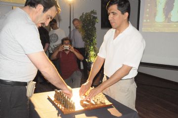 (Izq.) Morelli da los primeros movimientos del torneo.