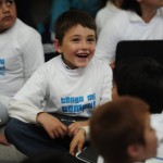 Felicidad: Los chicos demuestran su alegría al recibir las computadoras