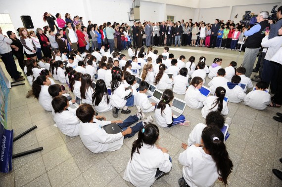 Los alumnos de la escuela Alberdi recibieron sus computadoras 