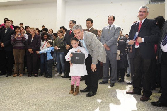 Una alumna de la escuela Alberdi posa para la foto con el Gobernador 