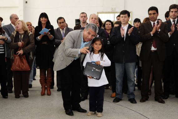 Alas Argentinas: El Gobernador junto a una pequeña de primer grado que recibió su computadora