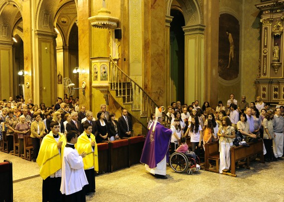 El obispo Pedro Daniel Martinez presidio la santa misa