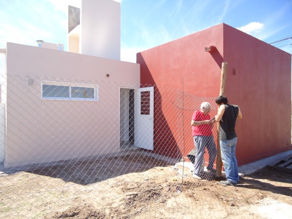 Una de las primeras familias que se mudó ya cierra el  terreno de su casa propia