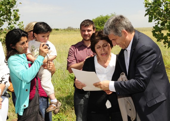 La otra beneficiaria de inclusion en el momento que le entregan su contrato de adjudicacion