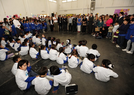 En la escuela Maestras Mercedinas los chicos ya disfrutan de sus compus