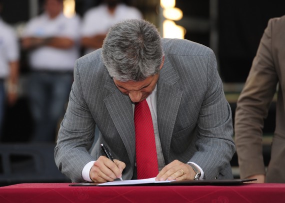 Poggi firma el decreto de llamado a licitación para la construcción  de 500 nuevas viviendas