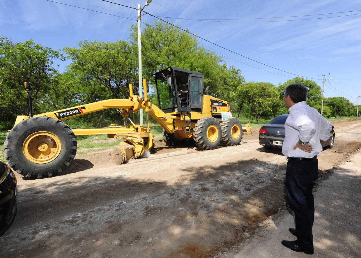 El Gobernador recorrió la obra de asfalto del Barrio 9 de Julio