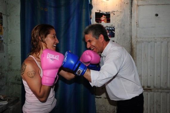 Soledad Frías le enseñó algunas técnicas de boxeo al Gobernador.