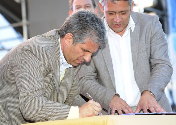 Poggi firma el decreto de la construcción de las 500 viviendas en Villa Mercedes.