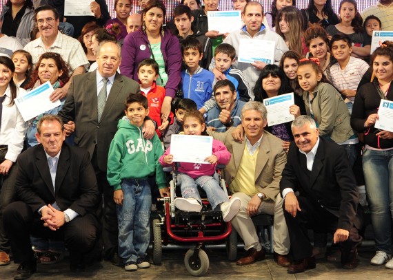 El Gobernador poso para la foto con cada uno de los preadjudicatarios.