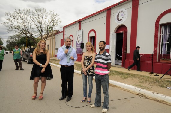 Poggi junto a los nuevos empresarios, detrás el flamante local