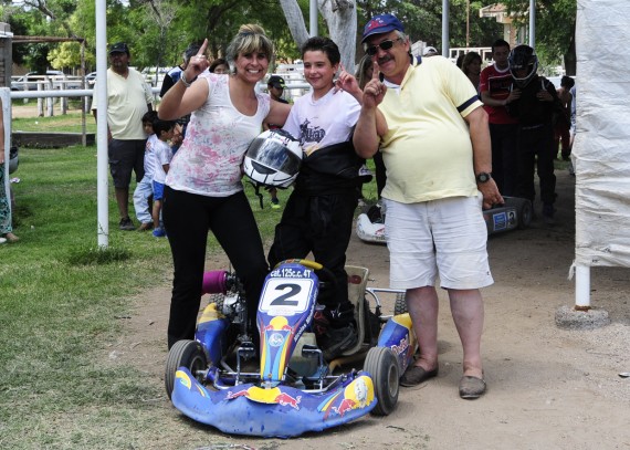 El joven piloto de Quines, Nicolás Mirabile festeja junto a sus padres el campeonato en la categoría 125 c.c.