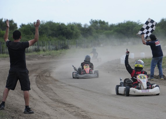 Julián Casagrande cruza la meta, su papa le baja la bandera a cuadros en la categoría Senior.