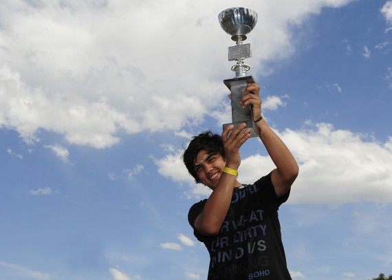 Federico Lucero parece tocar el cielo con las manos al conseguir el campeonato en la categoría Junior.